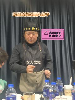 “为什么要最后写自己的名字呢？”
“上一次，我忘了。”
（其
