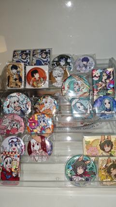 小玉快塞不下了🌚明明只是每个系列的谷子吃一个的没想到最后吃