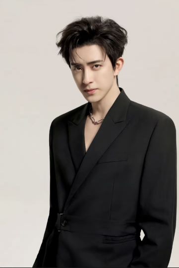 敖瑞鹏就是爆火的命，等过几个月新剧一播，肯定又要再火一次的，现在不收卡，等过几天敖子火了，他的小卡周边等等肯定是要涨价的，现在趁着价好赶紧收吧🔥🔥🔥