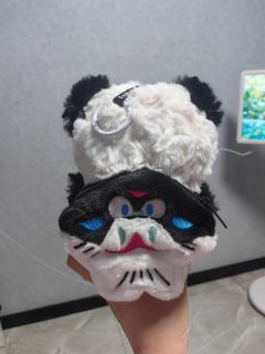 两只小熊猫到家啦～～～
可爱可爱～～～
听说是唯一一只可以坐