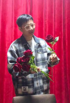 脚印会消失，纪念品会蒙尘，照片终究褪色。
唯有记忆，唯有当下
