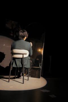 羌青瓷，你说你吞下了孤挺花种子
如果墓碑旁开出花朵代表两不相