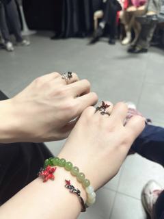 羌青瓷，你说你吞下了孤挺花种子
如果墓碑旁开出花朵代表两不相