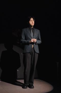 羌青瓷，你说你吞下了孤挺花种子
如果墓碑旁开出花朵代表两不相