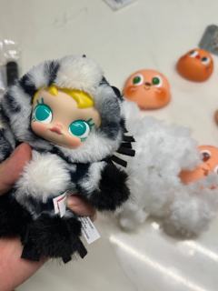 上周五朋友从首尔弘大抽了一只马年新品
漂洋过海背回国
怀着无