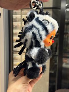 上周五朋友从首尔弘大抽了一只马年新品
漂洋过海背回国
怀着无