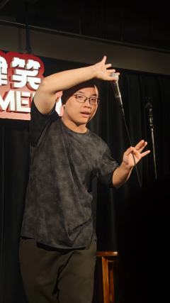 🎤脱口秀开放麦开盲盒竟然开到了何广智！
🎊今天是周一的晚