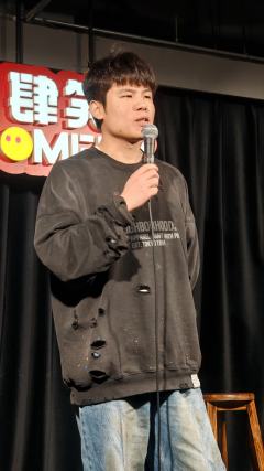 🎤脱口秀开放麦开盲盒竟然开到了何广智！
🎊今天是周一的晚