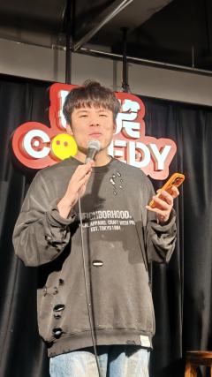 🎤脱口秀开放麦开盲盒竟然开到了何广智！
🎊今天是周一的晚