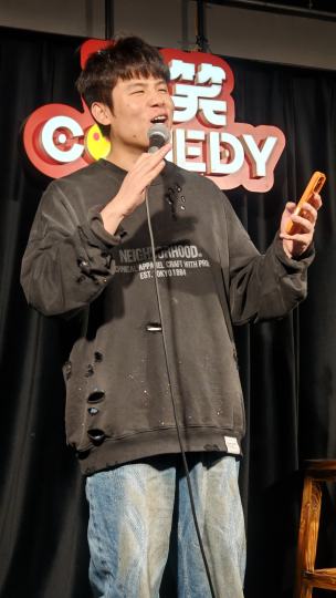 🎤脱口秀开放麦开盲盒竟然开到了何广智！
🎊今天是周一的晚上，来看脱口秀🥳
每一个都好有意思，主持人要我们降低预期，没想到这么惊喜🎉！
大家都是节奏大师吗？把握得那么好👍好幸运好开心能看到这么有趣的脱口