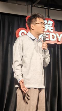 🎤脱口秀开放麦开盲盒竟然开到了何广智！
🎊今天是周一的晚