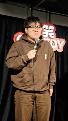 🎤脱口秀开放麦开盲盒竟然开到了何广智！
🎊今天是周一的晚