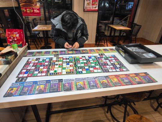 玩了一晚上！！！好玩！！！玩到肯德基打烊，哈哈哈哈好桌游没得说😁😁😁