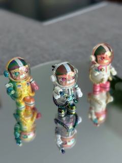 美得不像话。你们三就呆一起吧。