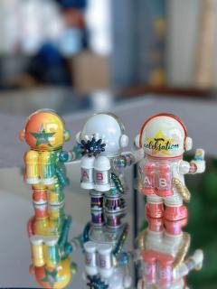 美得不像话。你们三就呆一起吧。