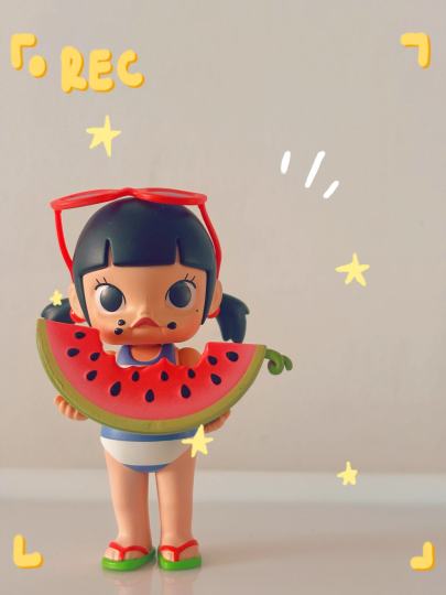 那年夏天，抱着西瓜的你闯入我的世界，从此入了盲盒的坑，这只Molly西瓜娃就是我潮玩故事的第一页呀