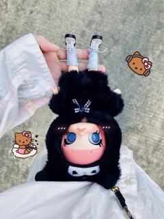 超可爱新衣服自带挂绳孔
随便拆了一个小包的肩带扣上去
就可以