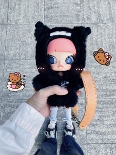 超可爱新衣服自带挂绳孔
随便拆了一个小包的肩带扣上去
就可以