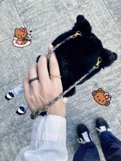 超可爱新衣服自带挂绳孔
随便拆了一个小包的肩带扣上去
就可以