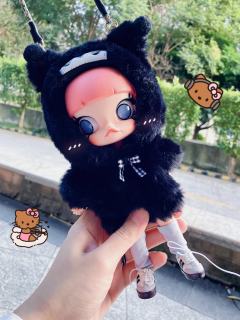 超可爱新衣服自带挂绳孔
随便拆了一个小包的肩带扣上去
就可以