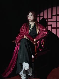不能殊途同归,那便顶峰相见。
战场上背靠背,像极了这一生。