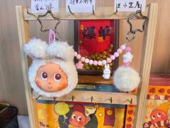 长链款星星人耳机包，这下可以挂在包上背出去喽～