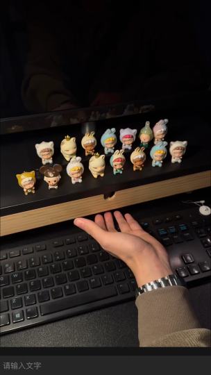 Sooya圈必入神作！初代「坐坐萌粒」全系列炸裂登场！
还记得让你一眼沦陷的Ban、Emo、Mori、Boo吗？
这次Sooya Studio居然把他们全部“压缩”成了圆滚滚坐姿豆豆！
38种软萌造型