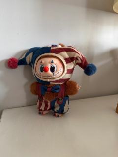 除了有点掉毛这个唯一的缺点。你就是最完美的小丑娃娃🤡