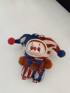 除了有点掉毛这个唯一的缺点。你就是最完美的小丑娃娃🤡