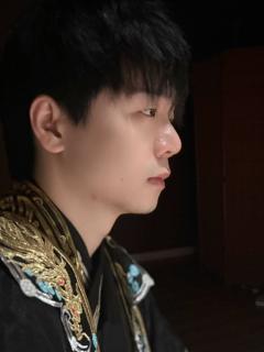 “在这诺大的世界上，人们总期待能够得到片刻真心。还好我没输，