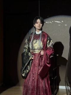 “在这诺大的世界上，人们总期待能够得到片刻真心。还好我没输，