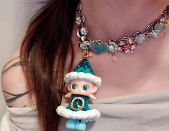 请问！我嘎子闺女收礼物的冬天是哪里雷了？
哪有什么雷？
个个都很好看！随时都想看到她们，索性就做成了项链，结果竟意外的好看……..
如果觉得短链适配夏季，那就可以配长款毛衣链，这个看个人搭配来就行！圣