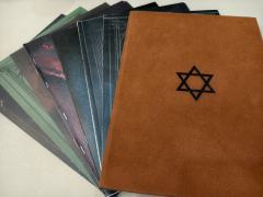 精彩，诡计的整体框架和案件的细节设计都很精彩，名副其实

8