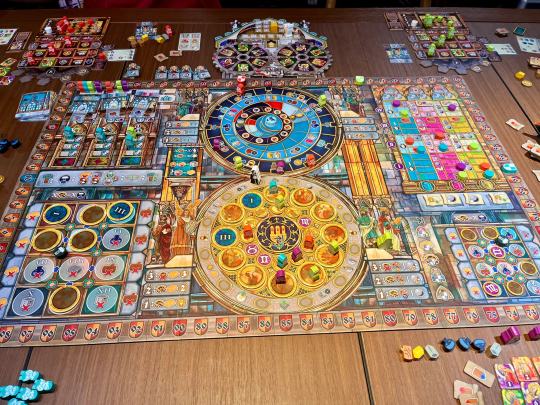 25年埃森热门榜top1的游戏，都说颜值很高，但我是不是年纪大了跟不上年轻人的审美了🤔，初看感觉可以说精致但也谈不上惊艳，相比之下网上去搜了布拉格天文钟的实景图，倒是真的好美，再回头结合游戏版图，还原