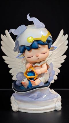 蜷在月光船里的小睡神，连梦里都抱着星星做的仪轨球。碎蛋壳还沾