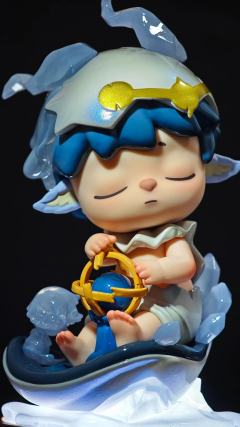 蜷在月光船里的小睡神，连梦里都抱着星星做的仪轨球。碎蛋壳还沾