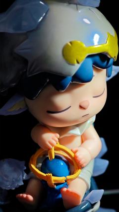 蜷在月光船里的小睡神，连梦里都抱着星星做的仪轨球。碎蛋壳还沾