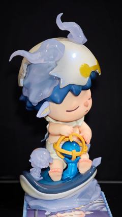 蜷在月光船里的小睡神，连梦里都抱着星星做的仪轨球。碎蛋壳还沾