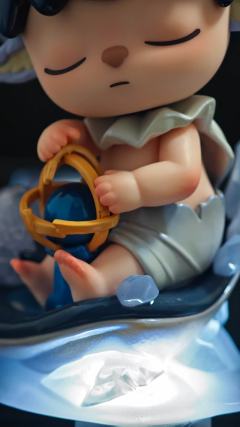 蜷在月光船里的小睡神，连梦里都抱着星星做的仪轨球。碎蛋壳还沾