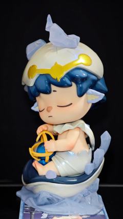 蜷在月光船里的小睡神，连梦里都抱着星星做的仪轨球。碎蛋壳还沾