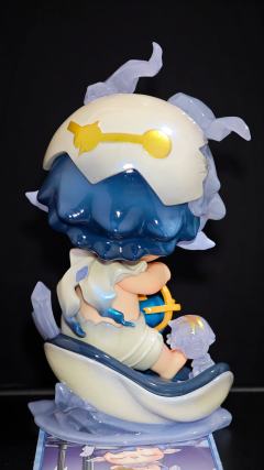 蜷在月光船里的小睡神，连梦里都抱着星星做的仪轨球。碎蛋壳还沾