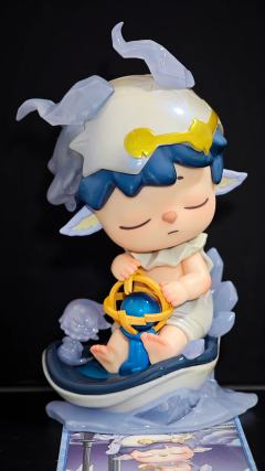 蜷在月光船里的小睡神，连梦里都抱着星星做的仪轨球。碎蛋壳还沾