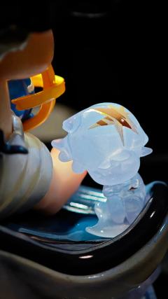 蜷在月光船里的小睡神，连梦里都抱着星星做的仪轨球。碎蛋壳还沾