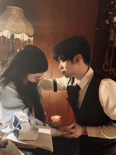  “妈妈说她中毒了 中了一种名叫关紫兰的毒”
“你听 车要