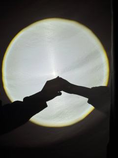 “火光之下，字字真心。”
“你要剖开我的心吗，聿？”

终于