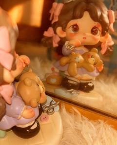 双麻花辫+粉蝴蝶结，连小脸蛋上的小熊贴纸都奶fufu的~
抱