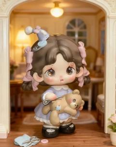 双麻花辫+粉蝴蝶结，连小脸蛋上的小熊贴纸都奶fufu的~
抱