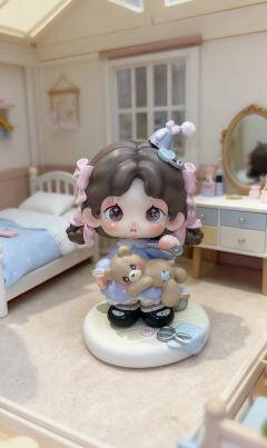 双麻花辫+粉蝴蝶结，连小脸蛋上的小熊贴纸都奶fufu的~
抱