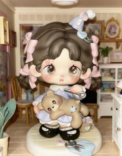 双麻花辫+粉蝴蝶结，连小脸蛋上的小熊贴纸都奶fufu的~
抱