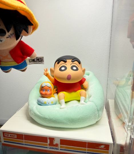 小新太可爱了 软软的小沙发 小新的手感摸起来也滑滑的在店里摇了好久没摇到 感谢song宝♥️爱你